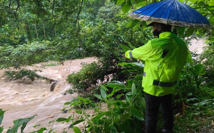 Berteduh Hujan Deras di Bawah Jembatan, 2 Pemancing Tewas Hanyut di Sungai Ngawi