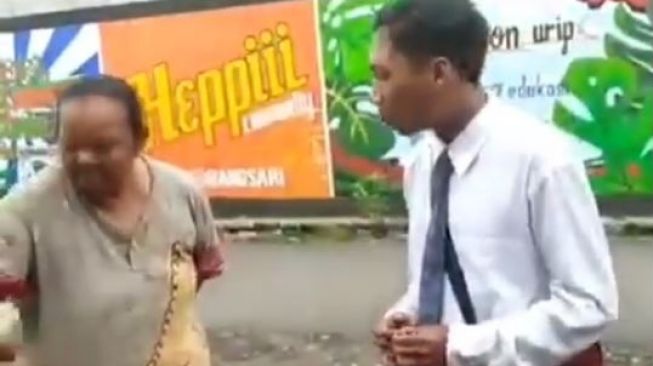 Tukang Sayur muda dengan pakaian bak eksekutif muda