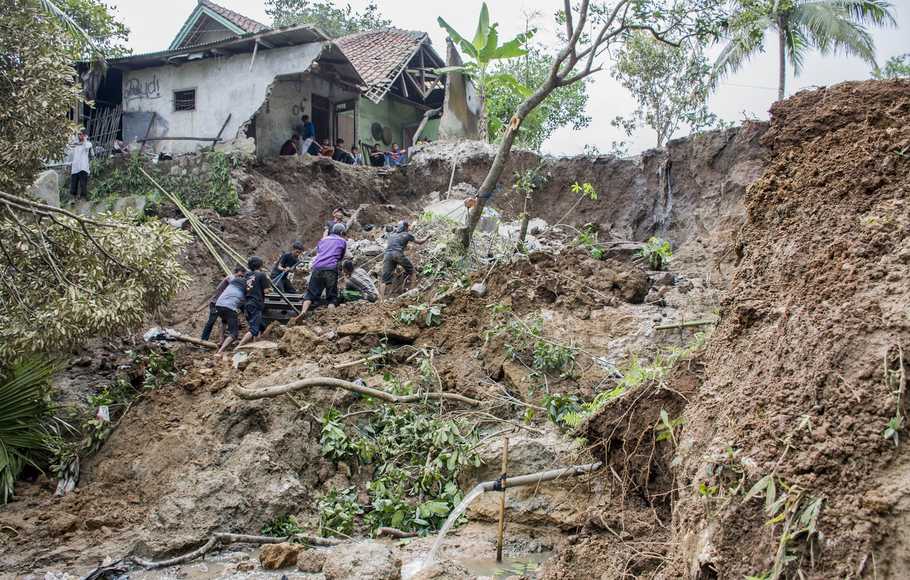 Warga bergotong royong mengambil sisa barang pascatanah longsor di Desa Cibatu, Cisaat, Kabupaten Sukabumi, Jawa Barat, Senin (05/11/2018)