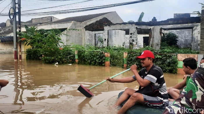 Aksi Jibaku Petugas Evakuasi Pasien COVID di Tengah Banjir Bekasi