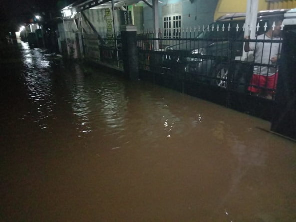 Banjir Rendam Perumahan di Purwakarta saat Warga Terlelap Tidur