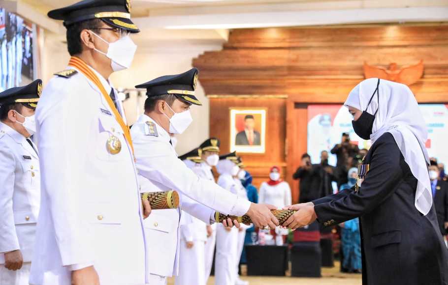 Gubernur Jatim Khofifah Lantik 17 Bupati dan Wali Kota Terpilih