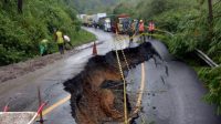 Jalan Lintas Sumatera Penghubung Pagaralam-Lahat Ambles Sedalam 3 Meter