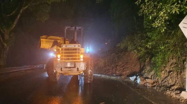 Jalur Payung Malang-Kediri Tutup Total Akibat Tanah Longsor Susulan