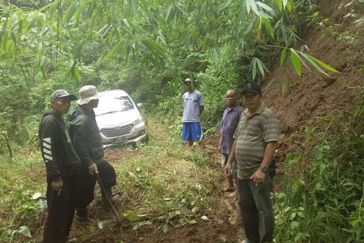 Mobil Avanza Tersesat di Hutan Gunung Putri, Berisi 7 Penumpang Dievakuasi Warga