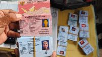 Petugas memperlihatkan KTP elektonik (E-KTP) dan Kartu Identitas Anak saat rilis operasi tangkap tangan (OTT) pungutan liar pembuatan dokumen kependudukan di Mapolres Jember, Jawa Timur, Jumat (2/11/2018).