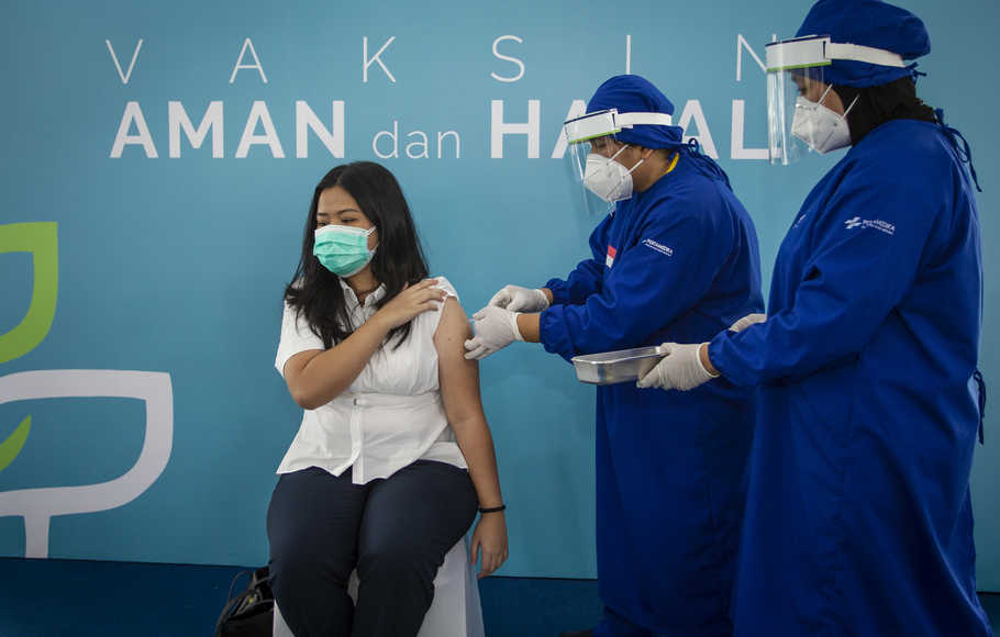 Vaksinator melakukan penyuntikan kepada peserta vaksinasi COVID-19 untuk tenaga kesehatan (nakes) di Rumah Sakit Pusat Pertamina (RSPP), Jakarta, Senin (18/1/2021).