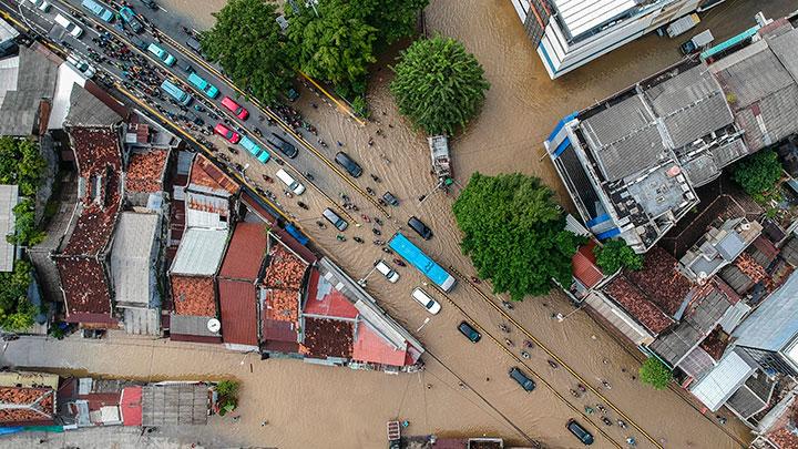 Sindir Hasto ke Anies soal Banjir Salah Asumsi Air Masuk Bumi