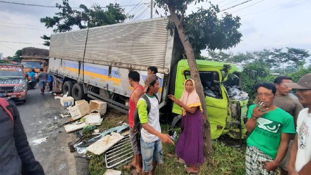 Adu Banteng Truk Fuso Lawan Pikap, Satu Orang Tewas Terjepit