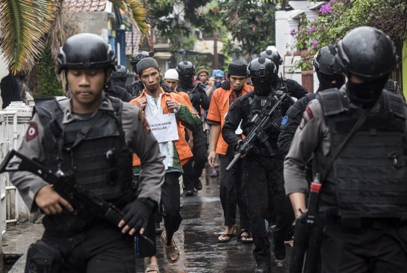 Di Bandung Selain Perempuan, Densus 88 Amankan Dua Pria