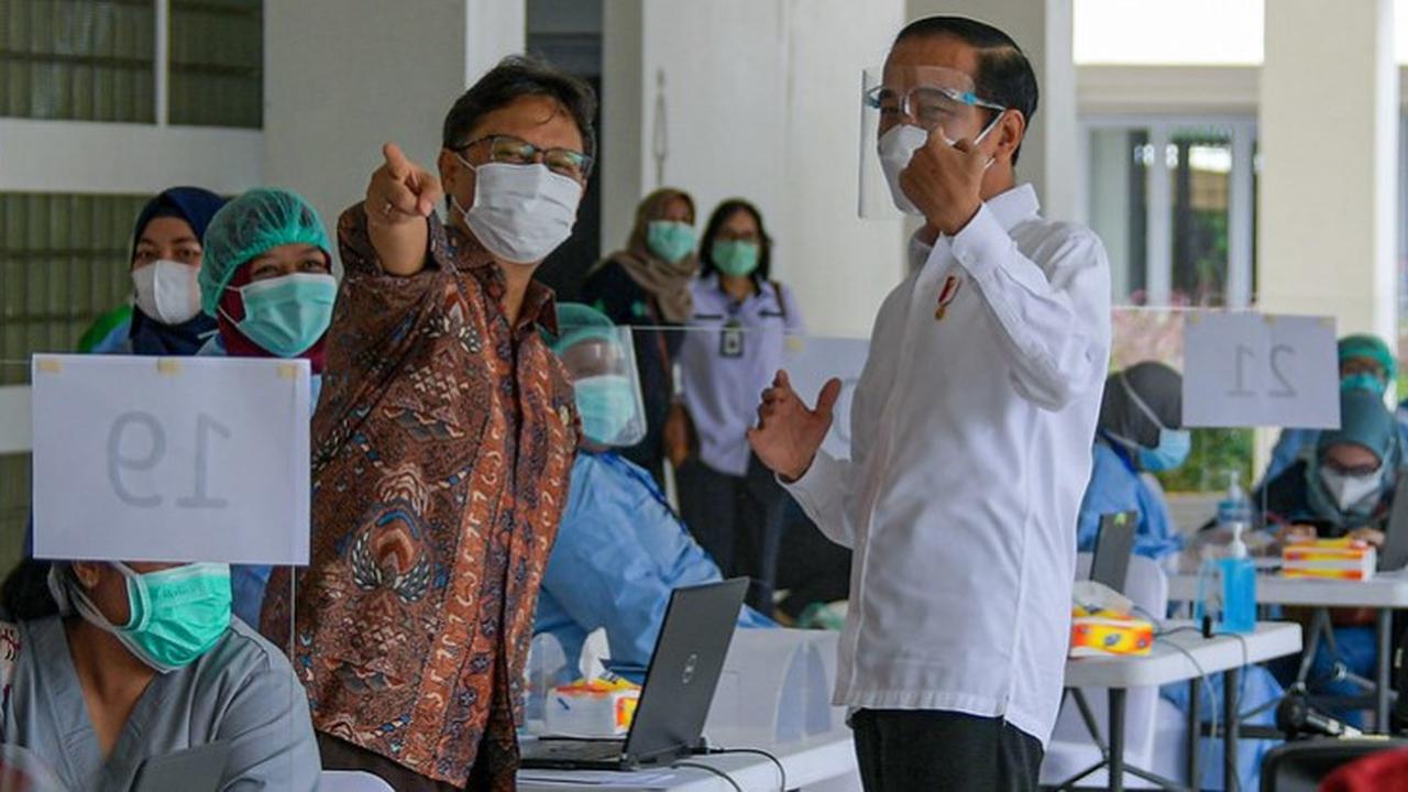 Jokowi Tinjau Vaksinasi Massal Covid-19 di Pasar Beringharjo dan Resmikan KRL Yogyakarta-Solo
