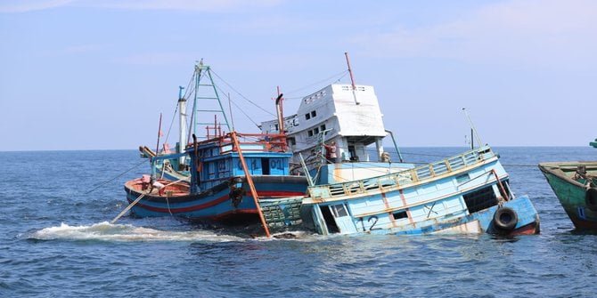 KKP dan Kejaksaan Tenggelamkan 10 Kapal Pelaku Pencuri Ikan di Laut Natuna