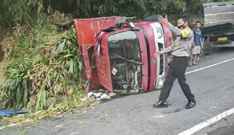 Kecelakaan Kembali Terjadi, Truk Terguling di Tanjakan Cae Sumedang