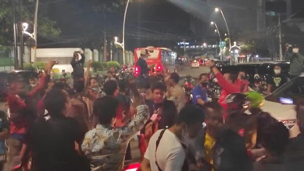 Massa Geruduk Kantor Demokrat Ingin Bertemu AHY, Sempat Blokade Jalan