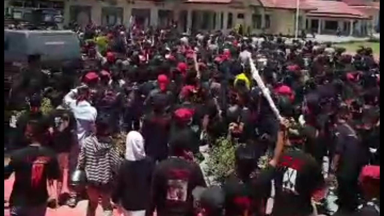 Minta Bebaskan Rekan, Ratusan Preman Serbu Polres Konawe Sambil Pamer Parang