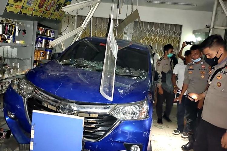 Nekat! Bocah 15 Tahun Kemudikan Mobil Menabrak Minimarket, Satu Orang Tewas