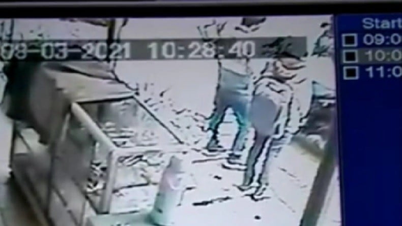 Pengendara Sepeda Motor Dianiaya Dua Orang Berperawakan Kekar Terekam CCTV