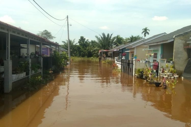 Warga Terdampak Banjir di Pekanbaru Mulai Mengungsi