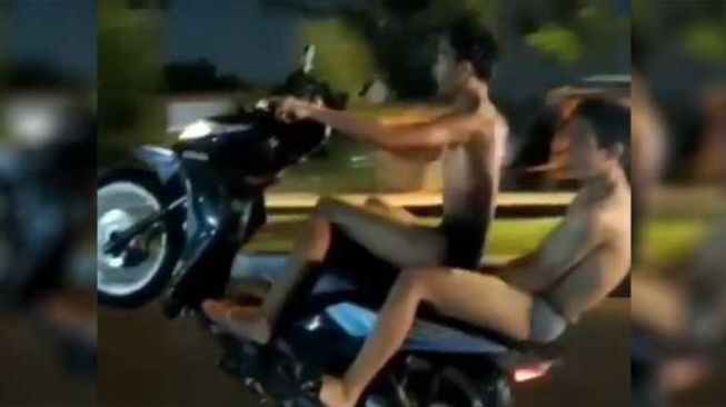 Tangkapan layar aksi standing motor yang dilakukan dua remaja di Pekanbaru