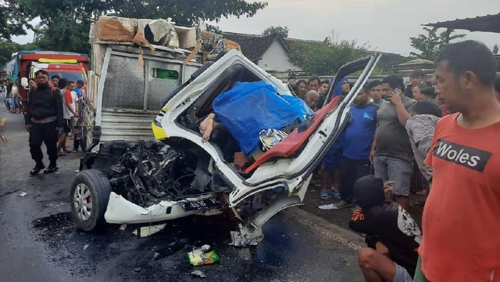 Truk Fuso kecelakaan di banyuwangi jawa timur