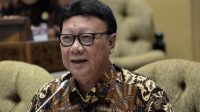 Menteri Dalam Negeri Tjahjo Kumolo menyampaikan pendapat saat rapat kerja dengan Komisi II DPR di gedung parlemen, Senayan Jakarta, Kamis (20/6/2019).