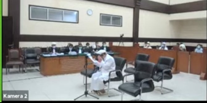 Baca Pleidoi, HRS Menangis Cerita Merasa Diasingkan Tak Bisa Pulang ke Indonesia