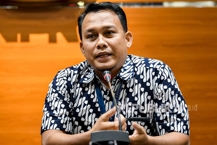 Pelaksana Harian (Plh) Juru Bicara KPK yang baru Ali Fikri menyampaikan konferensi pers di gedung KPK, Jakarta, Jumat (27/12/2019).