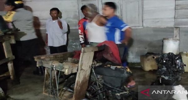 Main Kembang Api Dekat Jerigen Berisi BBM sebuah Motor Terbakar