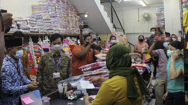 Wali kota Solo Keliling Toko Minta Maaf, Kembalikan Uang Pungli di Gajahan