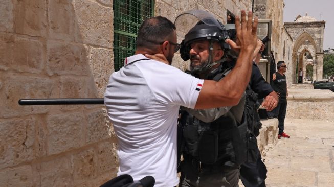 Polisi Israel dan warga Palestina bentrok di kompleks Masjid Al Aqsa, Yerusalem