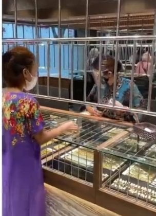 Viral Waita ke Toko Emas Pakai Daster. Instagram/@smart.gram