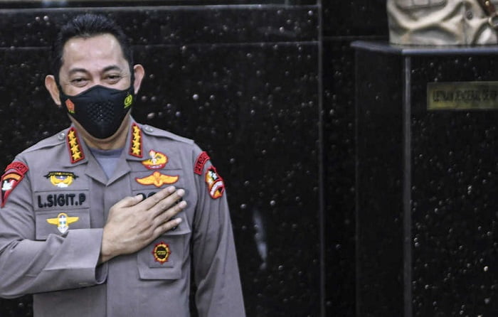 Kapolri Jenderal Polisi Listyo Sigit Prabowo (kanan) dan Kepala Staf Angkatan Darat (KSAD) Jenderal TNI Andika Perkasa (kiri) memberikan salam usai memberi keterangan kepada wartawan saat berkunjung ke Mabes TNI AD di Jakarta, Selasa (2/2/2021).