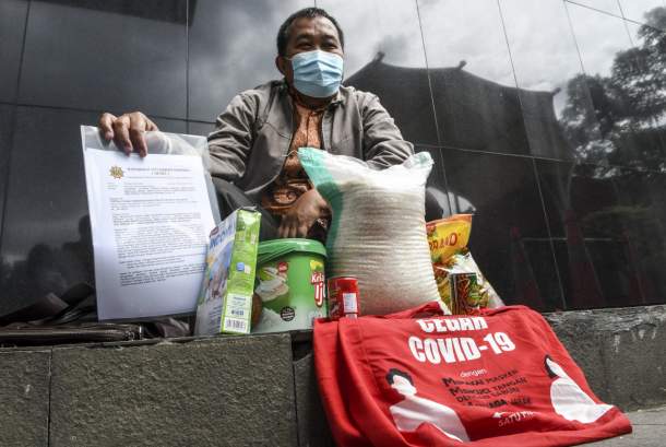 Koordinator MAKI menunjukan sampel barang bukti