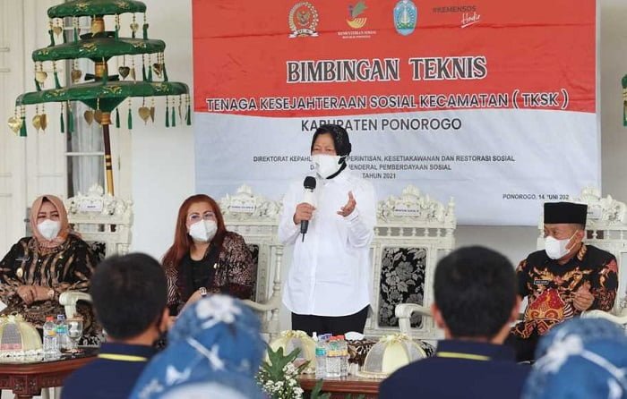 Mensos Risma minta Laporkan Jika Ada Warga Mampu yang Terima Bansos