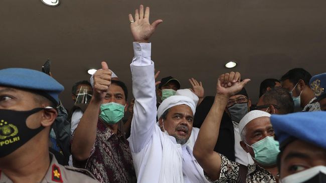 Pekik Takbir dan Seruan 'Lawan Terus' Rizieq Usai Divonis 4 Tahun Penjara