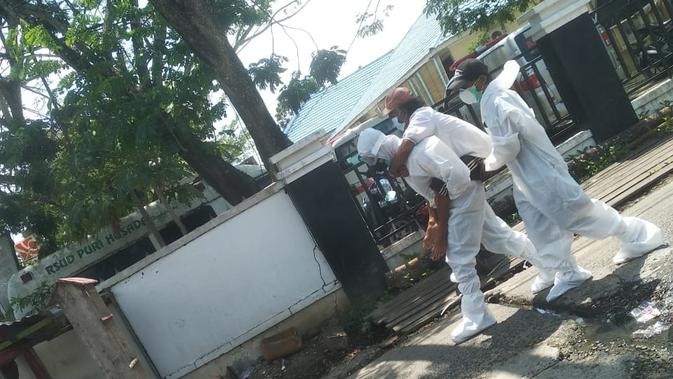 Viral Polisi Gendong Pasien Covid-19 ke RS di Riau, Naik Turun Perahu Motor