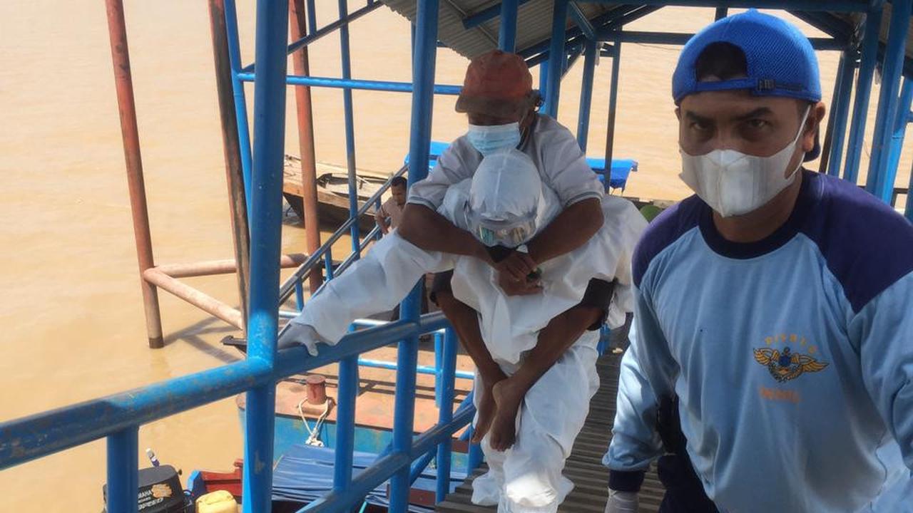 Viral seorang polisi di Riau menggendong pasien suspek Covid-19 ke rumah sakit