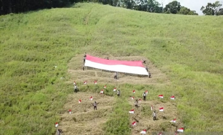 Sambut HUT RI, Bendera Merah Putih Raksasa Dibentangkan di Puncak Gunung Wasior