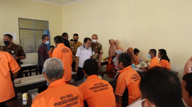 Tak Pengaruh KPK Geledah Sejumlah Titik di Banjarnegara, Bupati Malah Makan Bersama ODGJ