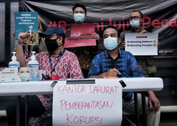 Aksi Tolak Pemberhentian 56 Pegawai KPK Bersama PVRI Public Virtue Research Institute (PVRI) bersama sejumlah pegawai KPK non aktif melakukan aksi di depan gedung KPK lama, Kuningan, Jakarta, Selasa, 21 September 2021.