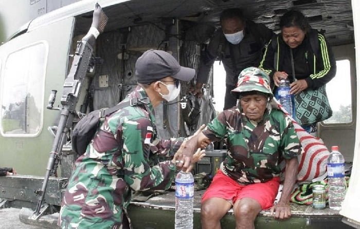 Helikopter TNI AD Bantu Evakuasi Guru dan Warga Untuk Keluar dari Kiwirok, Papua
