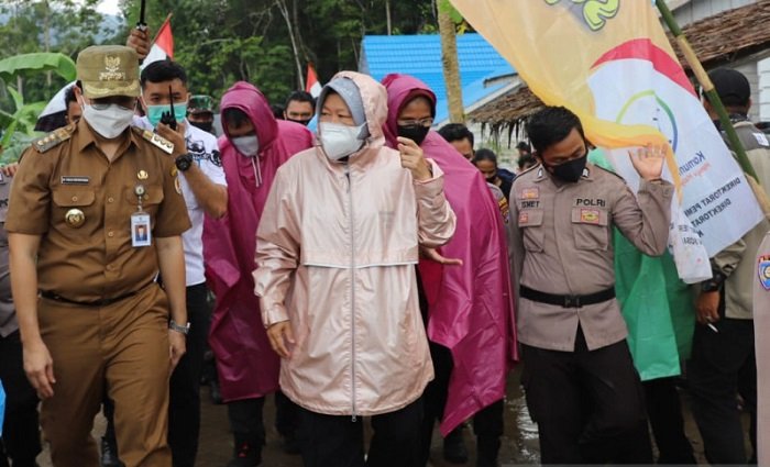 Menteri Risma Pastikan Tingkatkan Kualitas Prasarana Dasar Suku Dayak Maratus