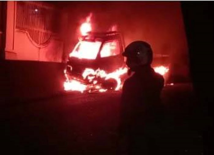 Mobil Carry Pickup Angkut BBM Ludes Terbakar di Jalan Raya