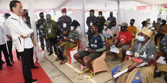 Warga Suku Asmat Curha, Jokowi Perintahkan Menteri PU Bangun Rumah untuk 44 KK