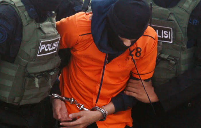 Petugas Detasemen Khusus (Densus) 88 membawa terduga teroris dari Makasar setibanya di Bandara Soekarno Hatta, Tangerang, Banten, Kamis (4/2/2021). Sebanyak 26 orang terduga teroris, 19 orang dar Makasar dan 7 orang dari Gorontalo yang kesemuanya tergabung dalam Jamaah Anshor Daullah atau JAD dibawa ke Jakarta untuk pemeriksaan lebih lanjut oleh Densus 88.