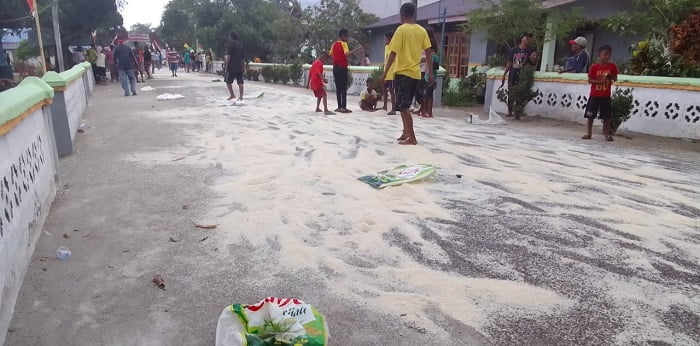 Merasa Kecewa, Warga Buang Beras Bantuan ke Jalan