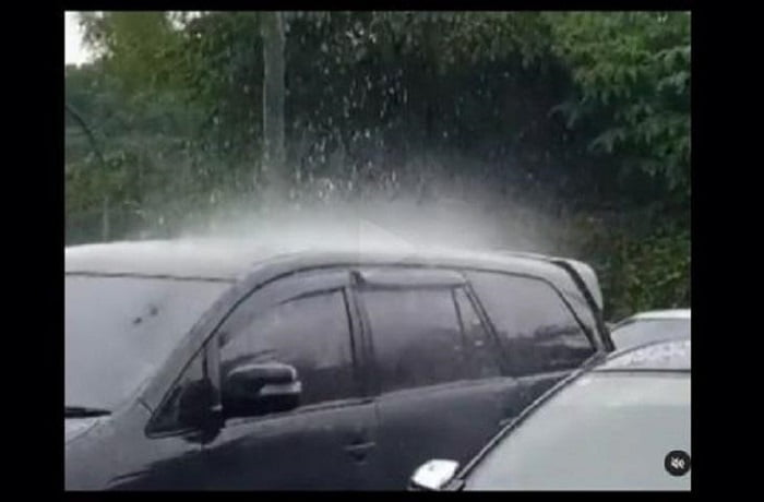 Video Viral! Fenomena Hujan Hanya Guyur Satu Mobil di Bekasi