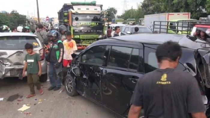 Tabrakan Beruntun Tujuh Kendaraan di Pintu Keluar Tol Ancol Timur
