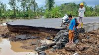 Terdesak Banjir Warga Sengaja Rusak Jalan Bypass Mandalika Pakai Ekskavator