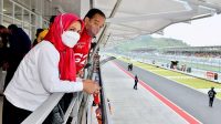 Presiden Jokowi Serahkan Trofi untuk Miguel Oliveira, Pemenang MotoGP Mandalika